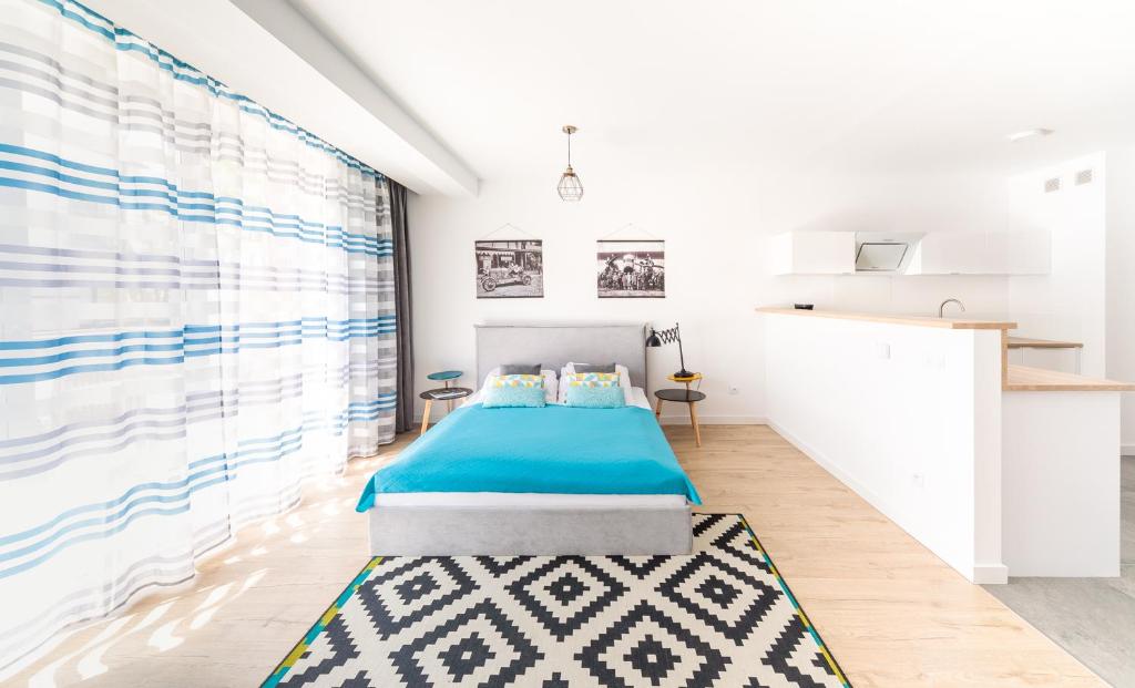 レバルにあるRaval Apartments - Light Blueのベッドルーム1室(青い毛布付きのベッド1台付)