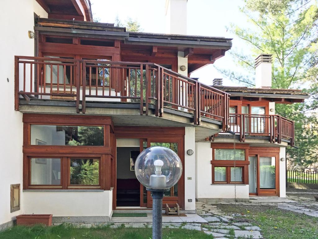 a house with a balcony and a parking meter at Scoiattolo in Bardonecchia