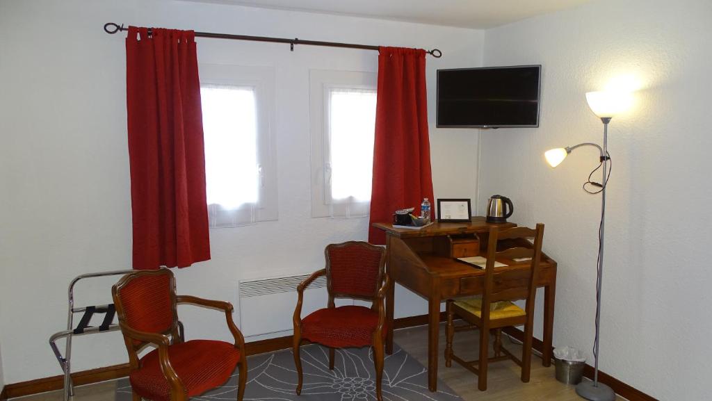 TV a/nebo společenská místnost v ubytování Logis Hotel des Granges