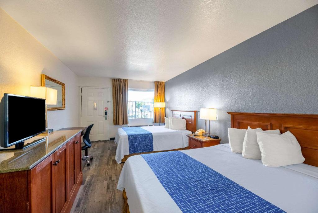 Postel nebo postele na pokoji v ubytování Econo Lodge Phoenix North I-17