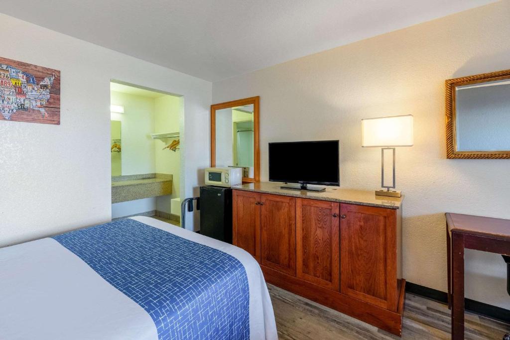 TV a/nebo společenská místnost v ubytování Econo Lodge Phoenix North I-17