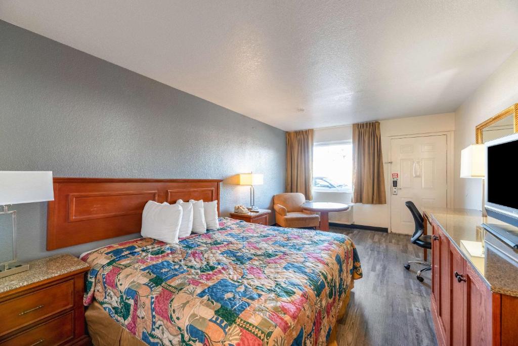 TV a/nebo společenská místnost v ubytování Econo Lodge Phoenix North I-17