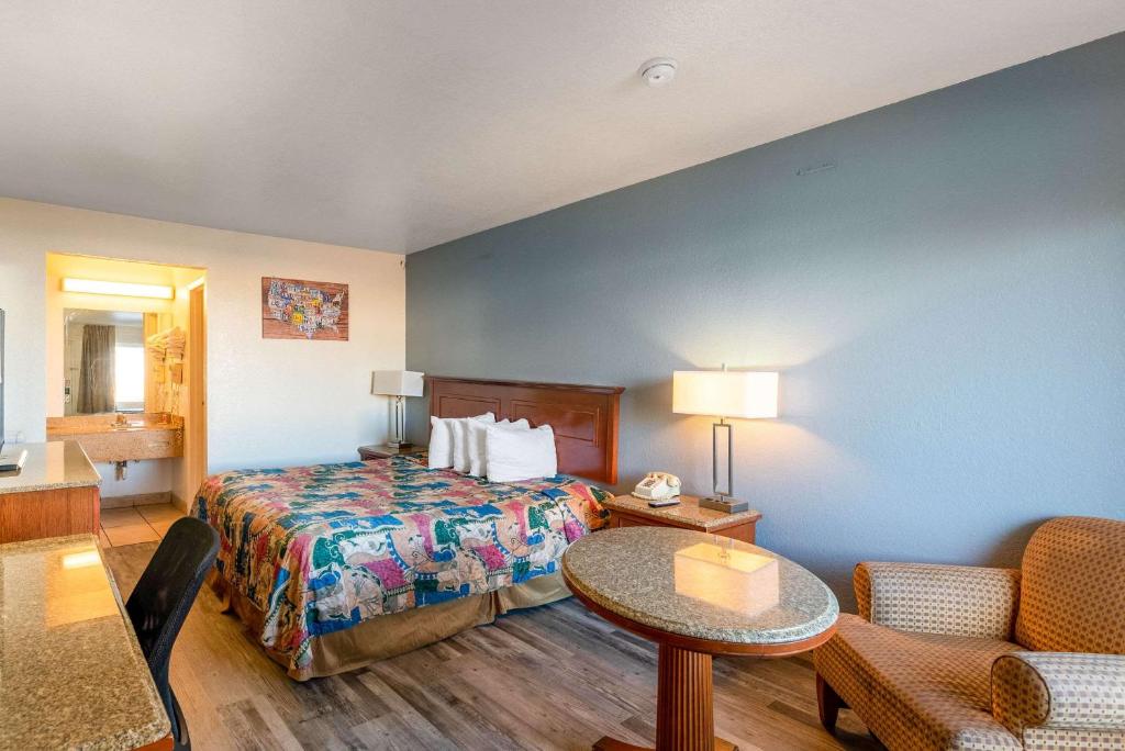 Postel nebo postele na pokoji v ubytování Econo Lodge Phoenix North I-17