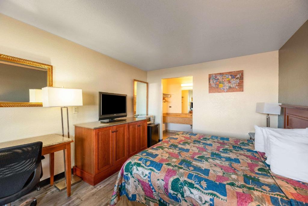 Postel nebo postele na pokoji v ubytování Econo Lodge Phoenix North I-17