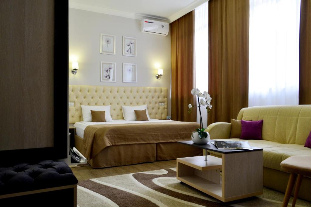pokój hotelowy z 2 łóżkami i kanapą w obiekcie Lux Promo Park & House до 4 гостей с детской комнатой w mieście Jessentuki