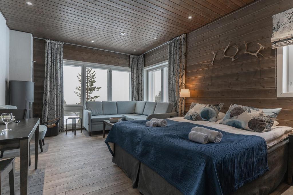 Un pat sau paturi într-o cameră la Ski-Inn PyhäLinna