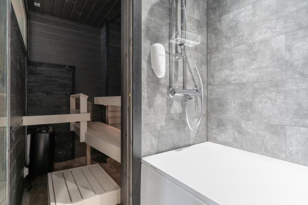 Koupelna v ubytování Ski-Inn PyhäLinna