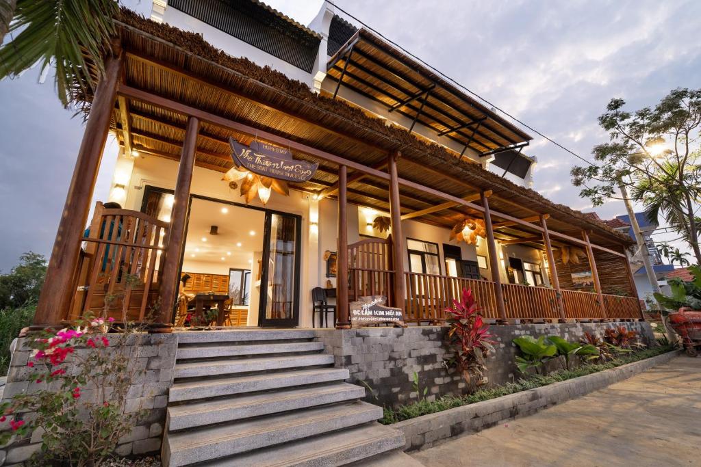 The Boathouse Riverside Homestay