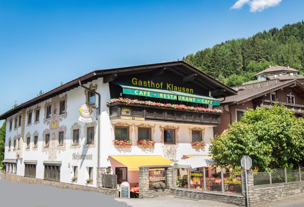 a building with a sign on the side of it at Hotel Klausen in Pill