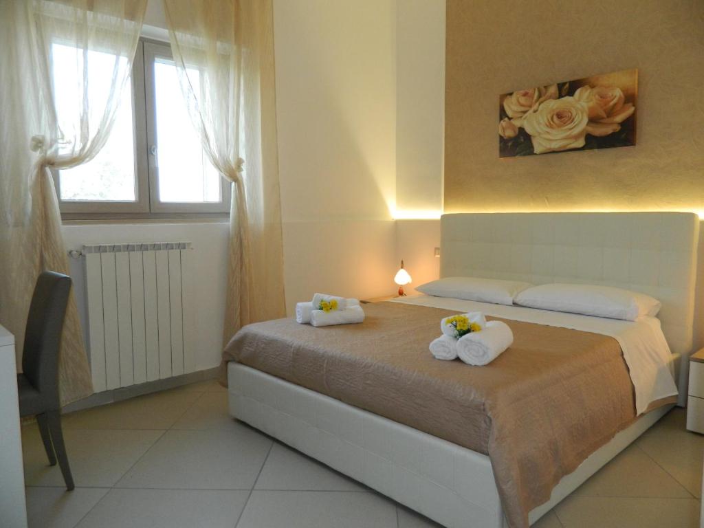 een slaapkamer met een bed met handdoeken erop bij A Casa di Anna - Locazione Turistica - in Matera