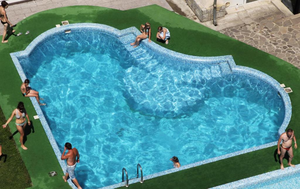 Bazén v ubytování Hotel Resort&Spa Kamelot nebo v jeho okolí