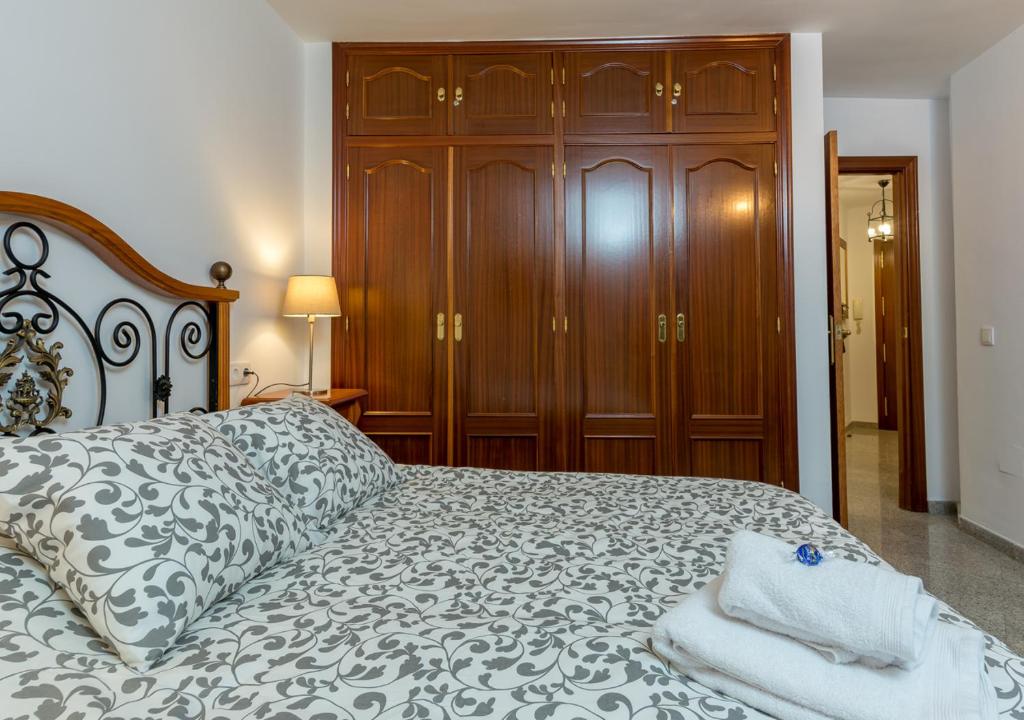 Łóżko lub łóżka w pokoju w obiekcie SF Carihuela Luxury Suite