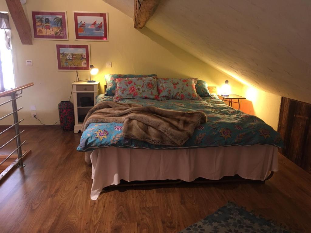 Chalet Ingas في Troistorrents: غرفة نوم عليها سرير وبطانية