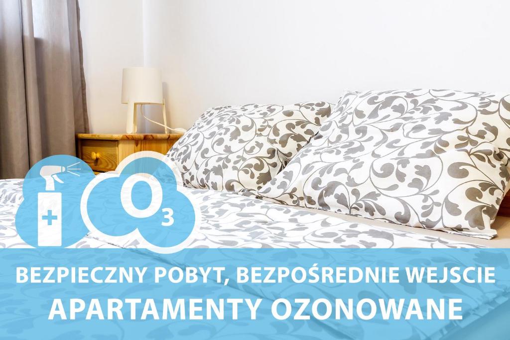 una camera con letto, cuscino e tavolo di Bronowice a Cracovia