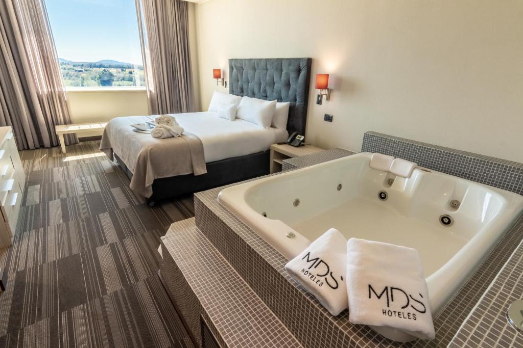 Postel nebo postele na pokoji v ubytování MDS Hotel Chillan