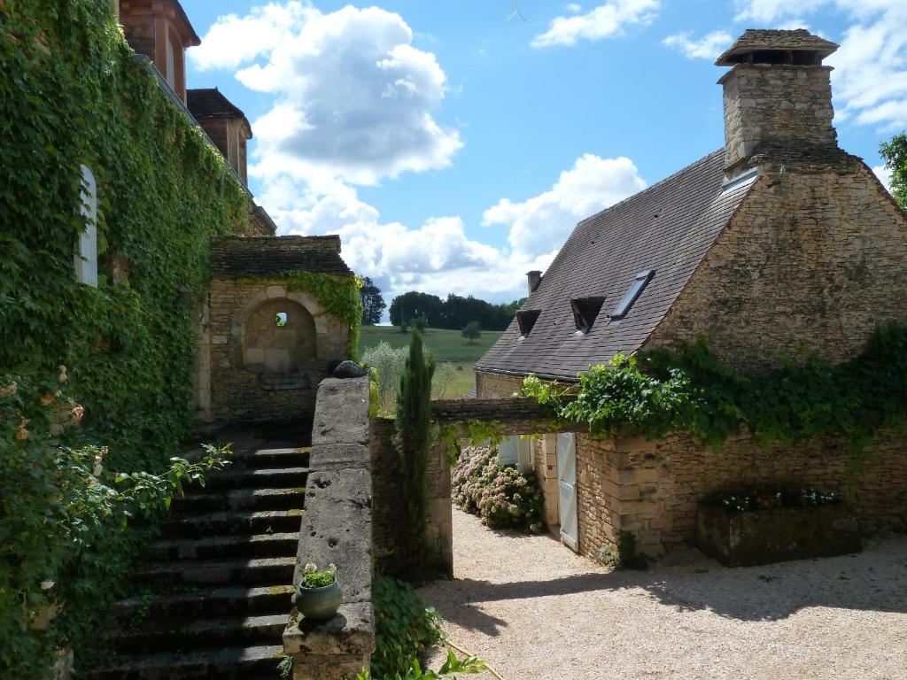 an external view of a house with a stone stairway at Petite Vignolle in Le Bousquet