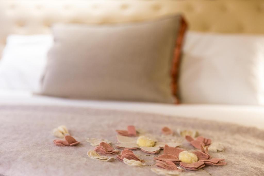 een stapel bloempedalen op een bed bij Vicolo FABBRI appartamenti in Montefalco