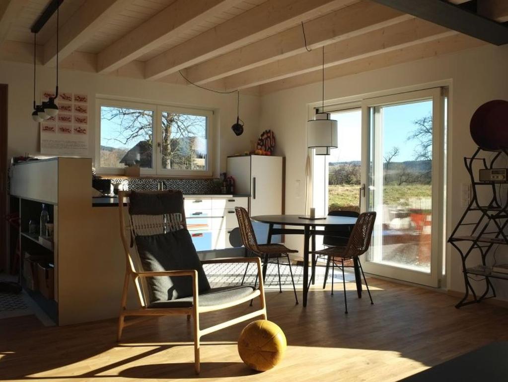 cocina y comedor con mesa y sillas en Ferienwohnung Waldmeister en Sankt Peter