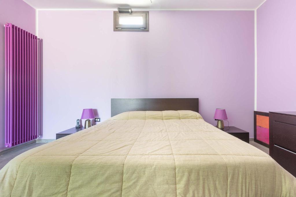 - une chambre avec un grand lit et deux lampes dans l'établissement The Loft Suite by BarbarHouse, à Ostuni
