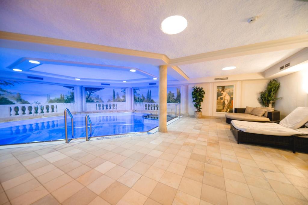 Bazén v ubytování Hotel Salzburger Hof Zauchensee nebo v jeho okolí