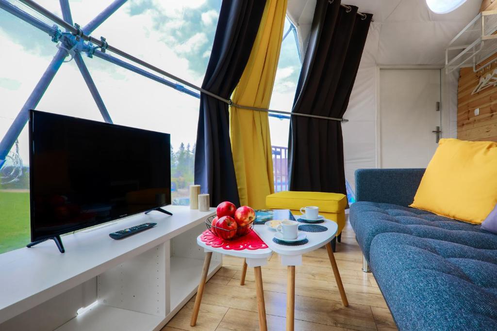 Televízia a/alebo spoločenská miestnosť v ubytovaní Glamping Gliczarów Klapnioki