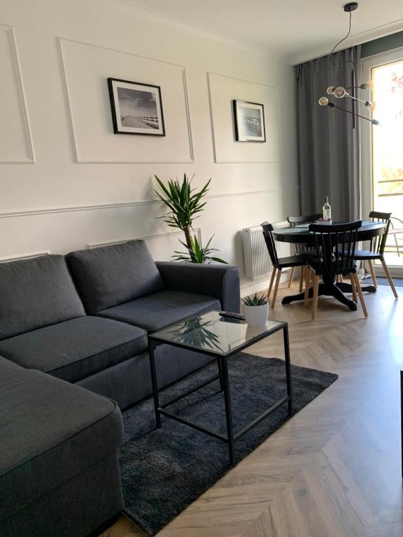 - un salon avec un canapé et une table dans l'établissement Gdańsk Old Town - Elegant Apartment, à Gdańsk