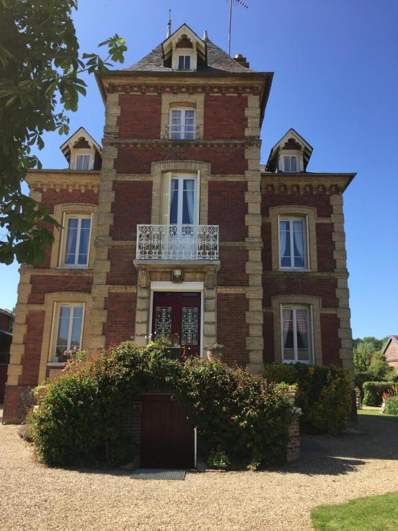 un vecchio edificio in mattoni con balcone di maison de maitre a Fleury-sur-Andelle