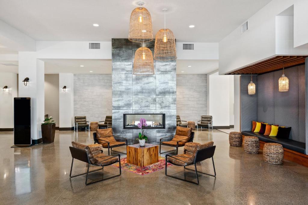 Posezení v ubytování Hotel Indigo Seattle Everett Waterfront Place by IHG