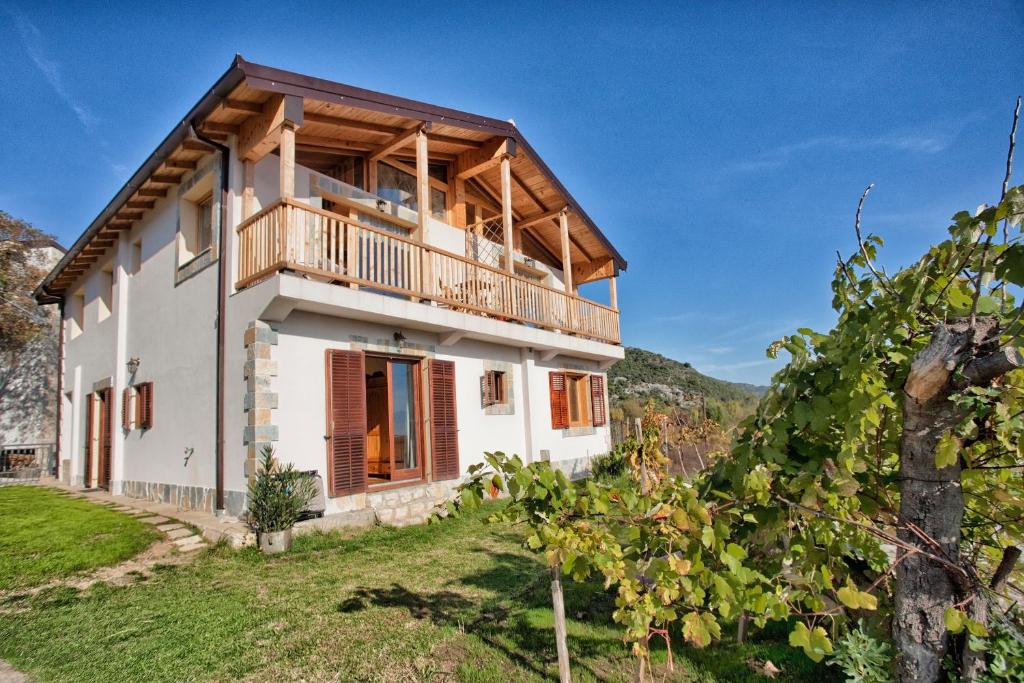 una imagen de una casa con balcón en Accommodation "MONTELAGO"- Virpazar,Skadar Lake, en Virpazar