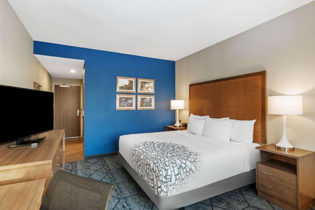 La Quinta Inn & Suites by Wyndham Kansas City Beacon Hill photo