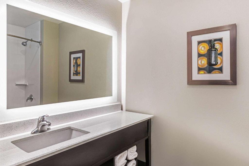 La Quinta Inn & Suites by Wyndham Kansas City Beacon Hill - Room Roi Avec Vue Sur La Ville - Non-fumeur