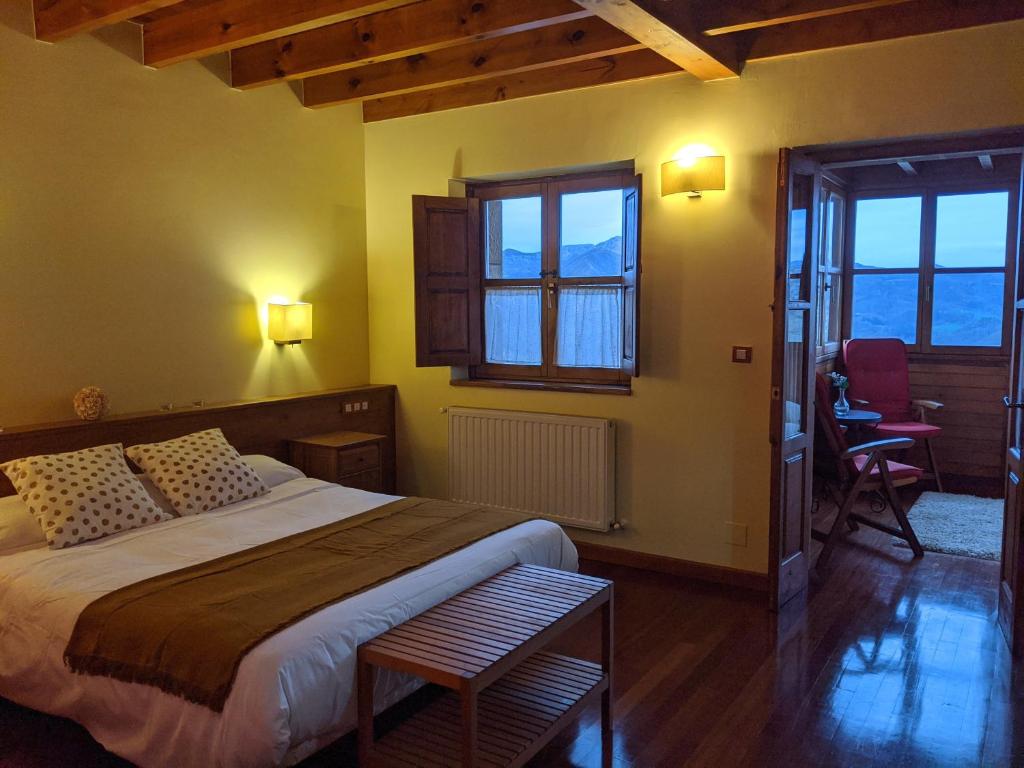 Cama o camas de una habitación en Hotel Rural El Rexacu