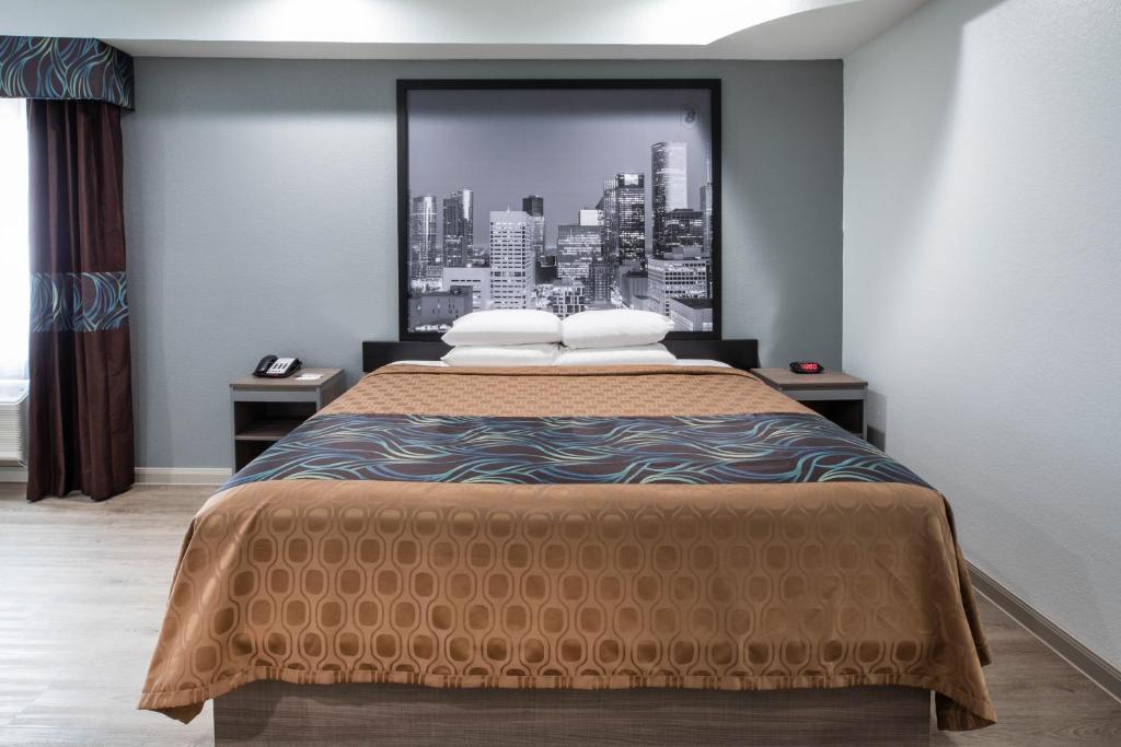 Postel nebo postele na pokoji v ubytování Super 8 by Wyndham Humble Houston Fallcreek
