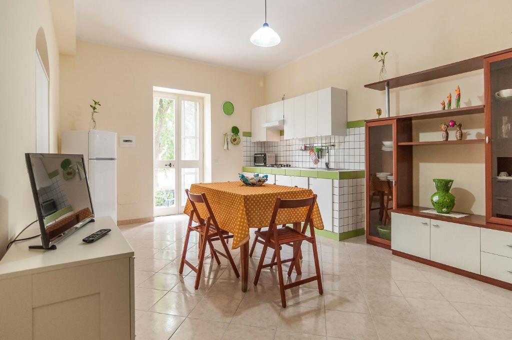 una cucina con tavolo e sedie in una stanza di Agriturismo Zefiro a Sperlonga