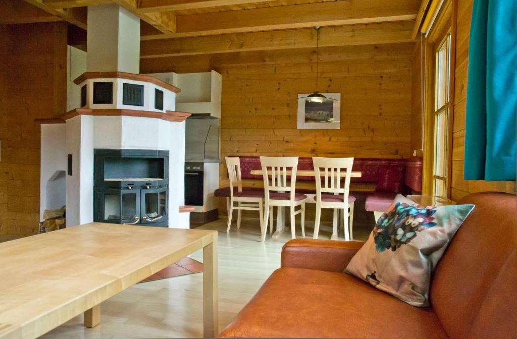 達赫施泰因山麓拉姆紹的住宿－費希特公寓，客厅配有沙发和桌子