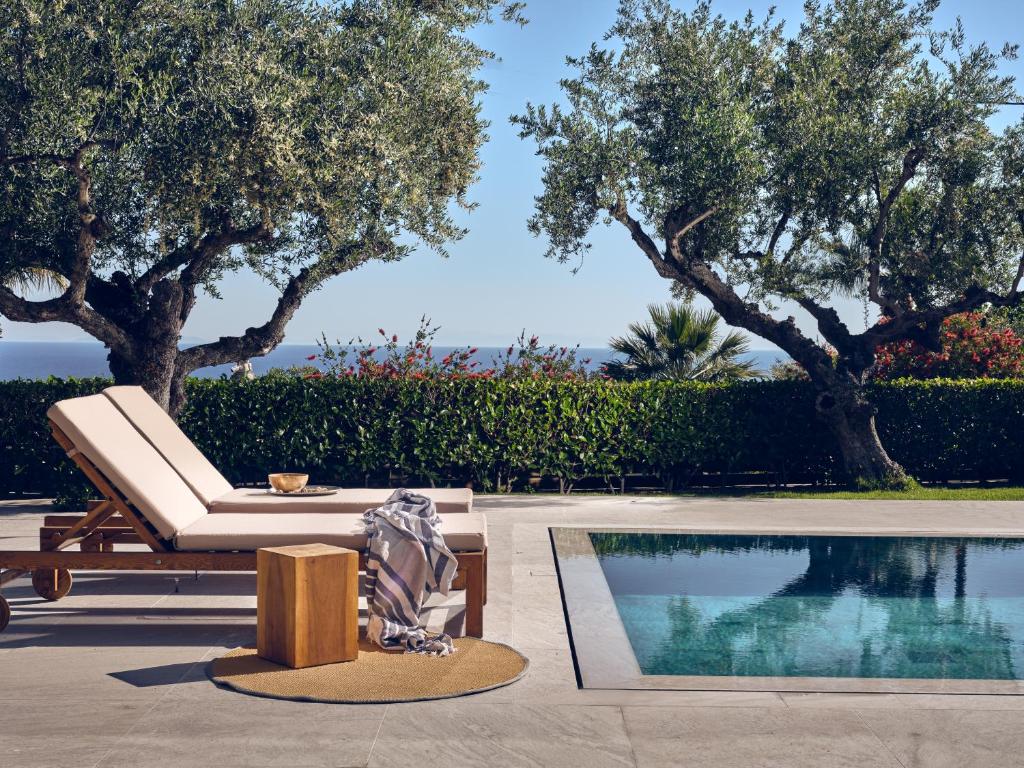 Basen w obiekcie Cielo villas - An Authentic Mediterranean Living lub w pobliżu