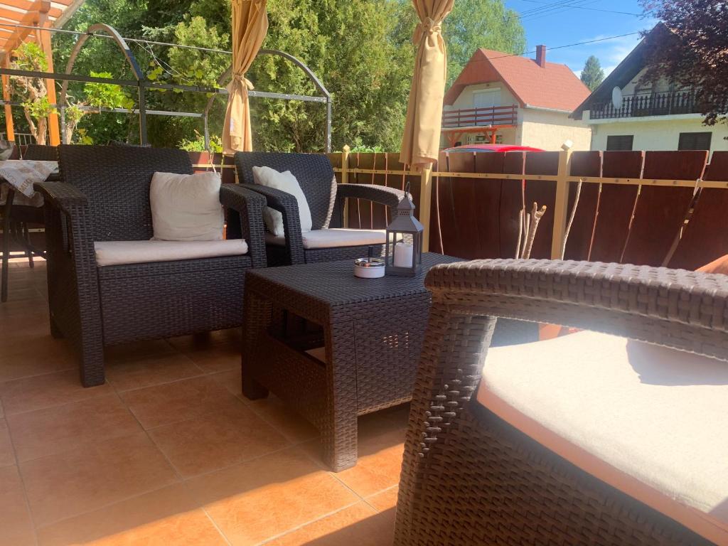 Posedenie v ubytovaní Gunarasi villa jacuzzival