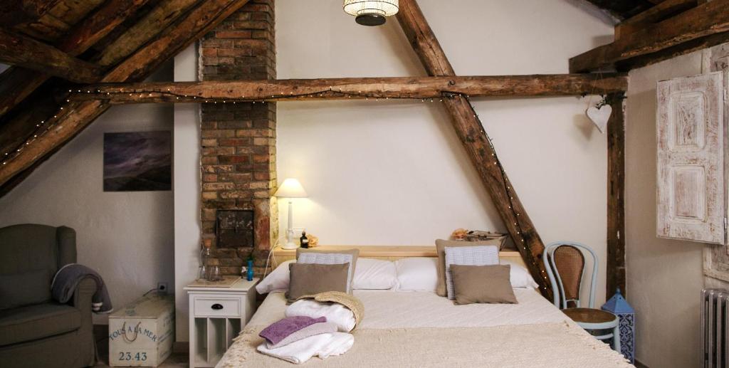 A bed or beds in a room at Casa Rural Valle de Tena