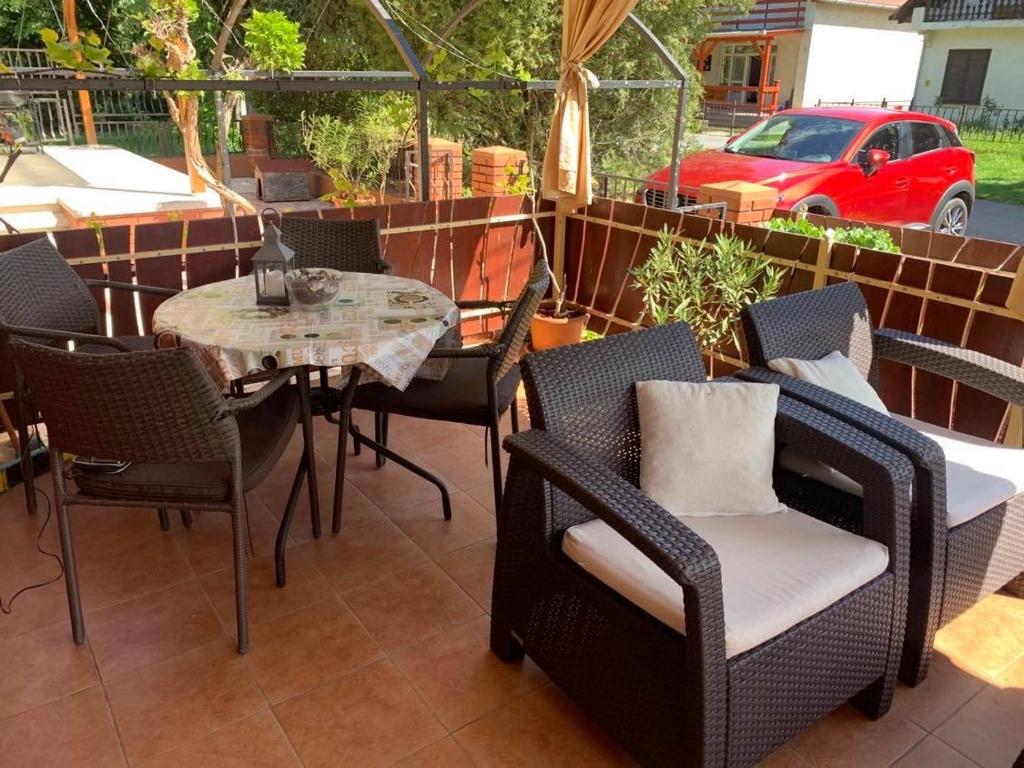 Posedenie v ubytovaní Gunarasi villa jacuzzival