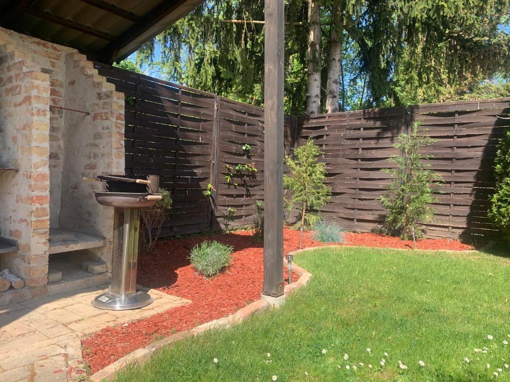 Vonkajšia záhrada v ubytovaní Gunarasi villa jacuzzival