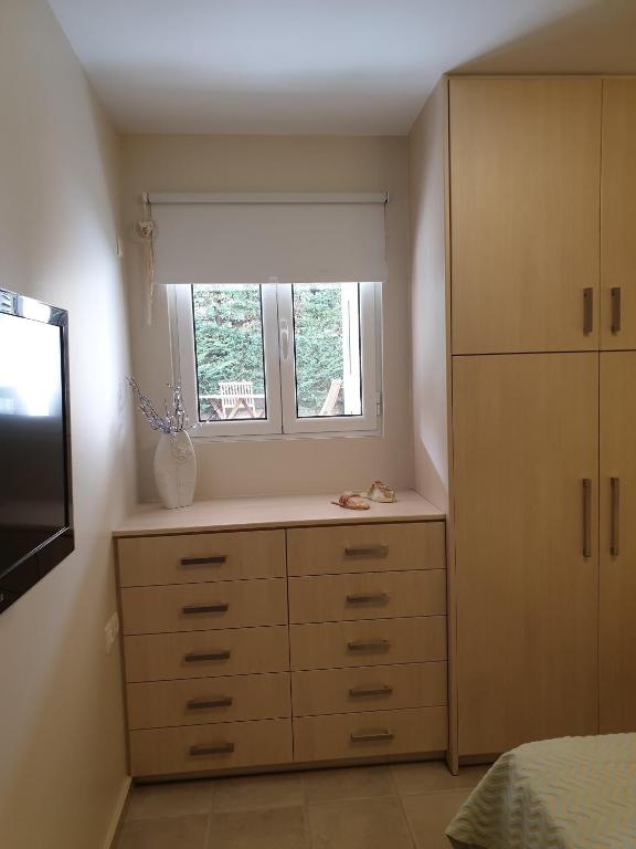 TV a/nebo společenská místnost v ubytování cozy apartment nafpaktos