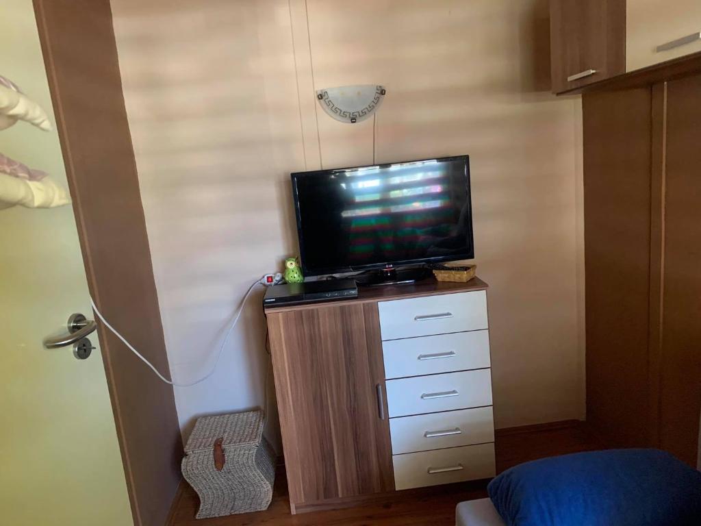 Televízia a/alebo spoločenská miestnosť v ubytovaní Gunarasi villa jacuzzival