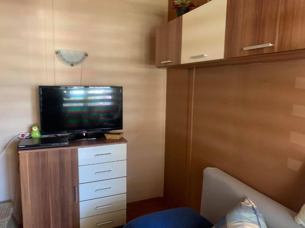 Televízia a/alebo spoločenská miestnosť v ubytovaní Gunarasi villa jacuzzival