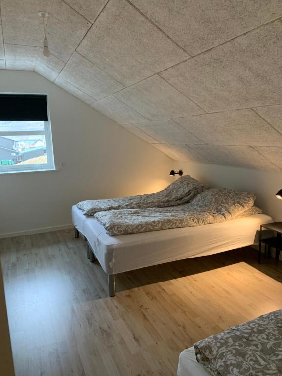 Säng eller sängar i ett rum på Lokk-Inn Apartments