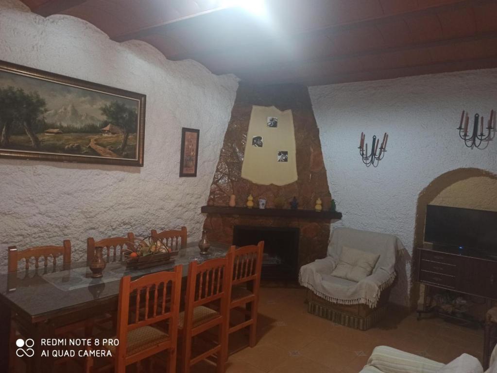 Część wypoczynkowa w obiekcie casa cueva la fuente 2