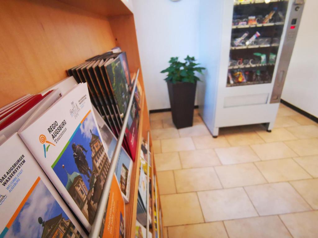 Knihovna v hostelu