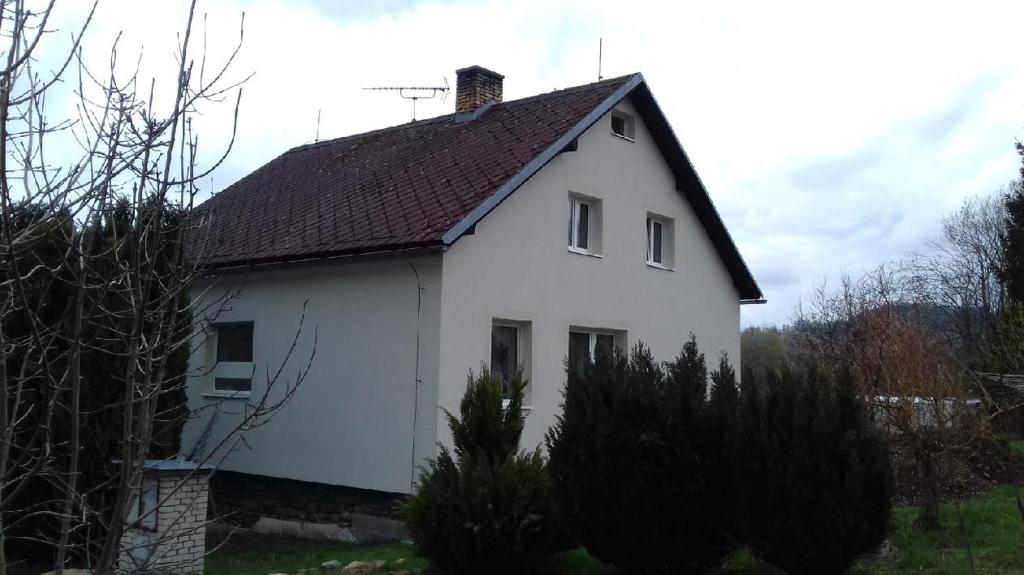 Biały dom z brązowym dachem w obiekcie Království klidu w mieście Prachatice