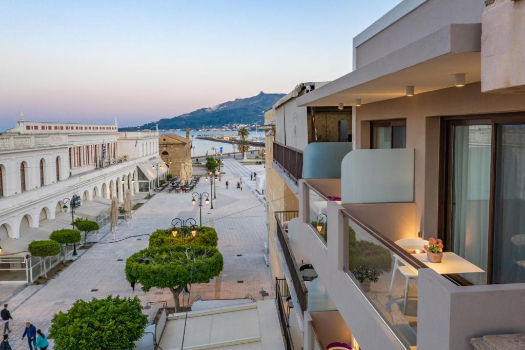 een balkon met uitzicht op een straat bij Alektor Luxury Apartments in Zakynthos