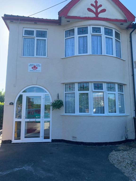 Casa blanca con puerta y ventanas blancas en Maple Leaf Guest House en Bristol