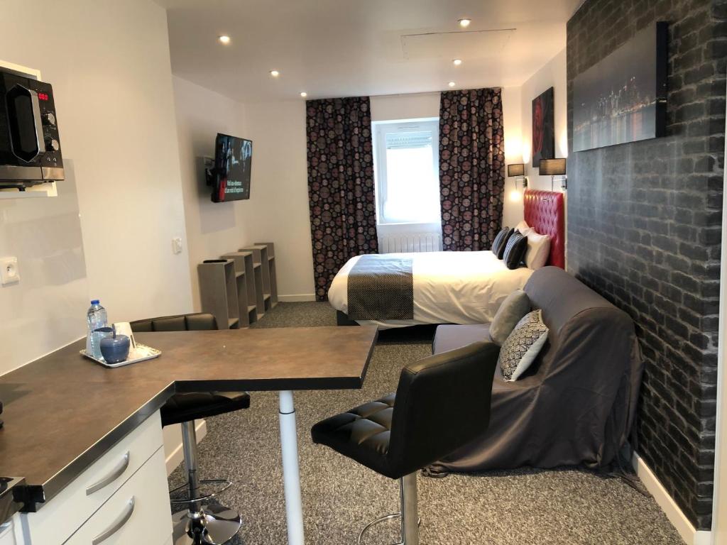 Μια τηλεόραση ή/και κέντρο ψυχαγωγίας στο L' Annexe Beverl'inn appartement